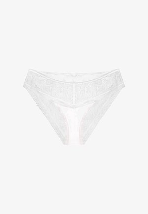 Białe koronkowe majtki z kwiatowym wzorem, z półprzezroczystym panelem z przodu, falbaniastymi krawędziami i miękkim, teksturowanym pasem.