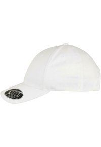 Căciulă albă cu o coroană rotundă, vizieră curbată și un abțibild de mărime negru pe vârf. Fabricată dintr-un material textil cu o textură netedă.