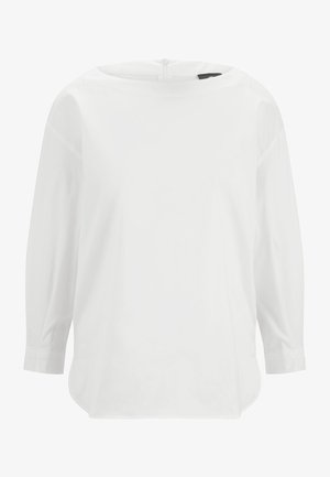 Hvid bluse med lange ærmer, rund halsudskæring og let buet kant, vist mod en ensfarvet baggrund.