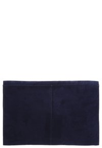 Suede clutch bag rektangulari var färg marinblå med synlig söm i mitten och rena sydda kanter.