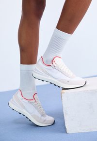 Nike Sportswear WAFFLE ONE VNTG - Tenisky - white/summit white/picante red/sail/black/team orange