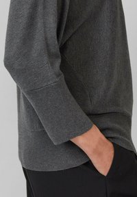 Grijze pullover met een relaxed fit, geribde manchetten en zoom. Gemaakt van zachte stof met een gladde textuur, ontworpen voor comfort.