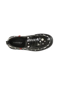 Mocassino in pelle nera con borchie decorativa e charm. Caratterizzato da una punta rotonda, design slip-on e suola texturizzata per una maggiore aderenza.