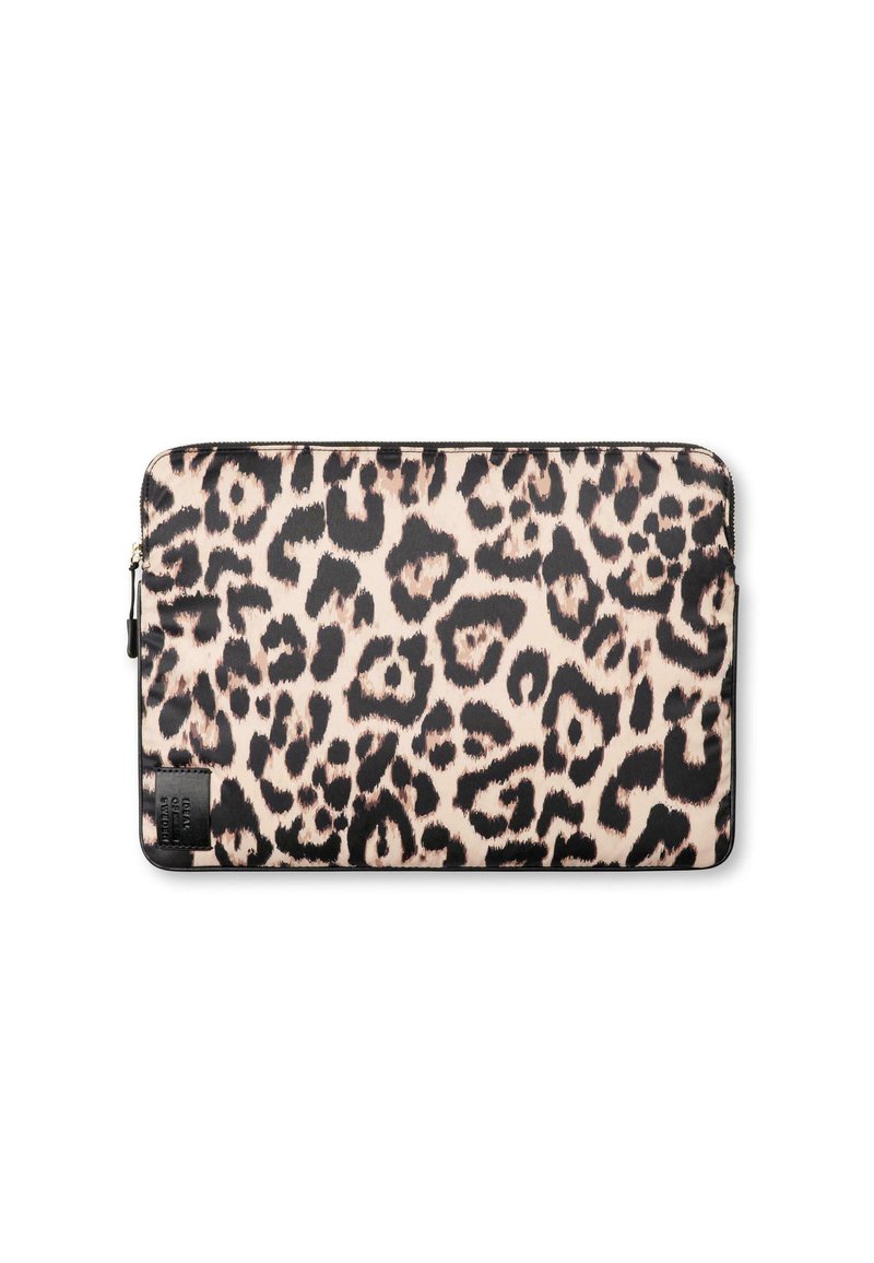 Custodia per laptop con zip in stampa leopardata, caratterizzata da una texture lucida, colori beige e nero, e un piccolo etichetta di marca nell'angolo inferiore sinistro.