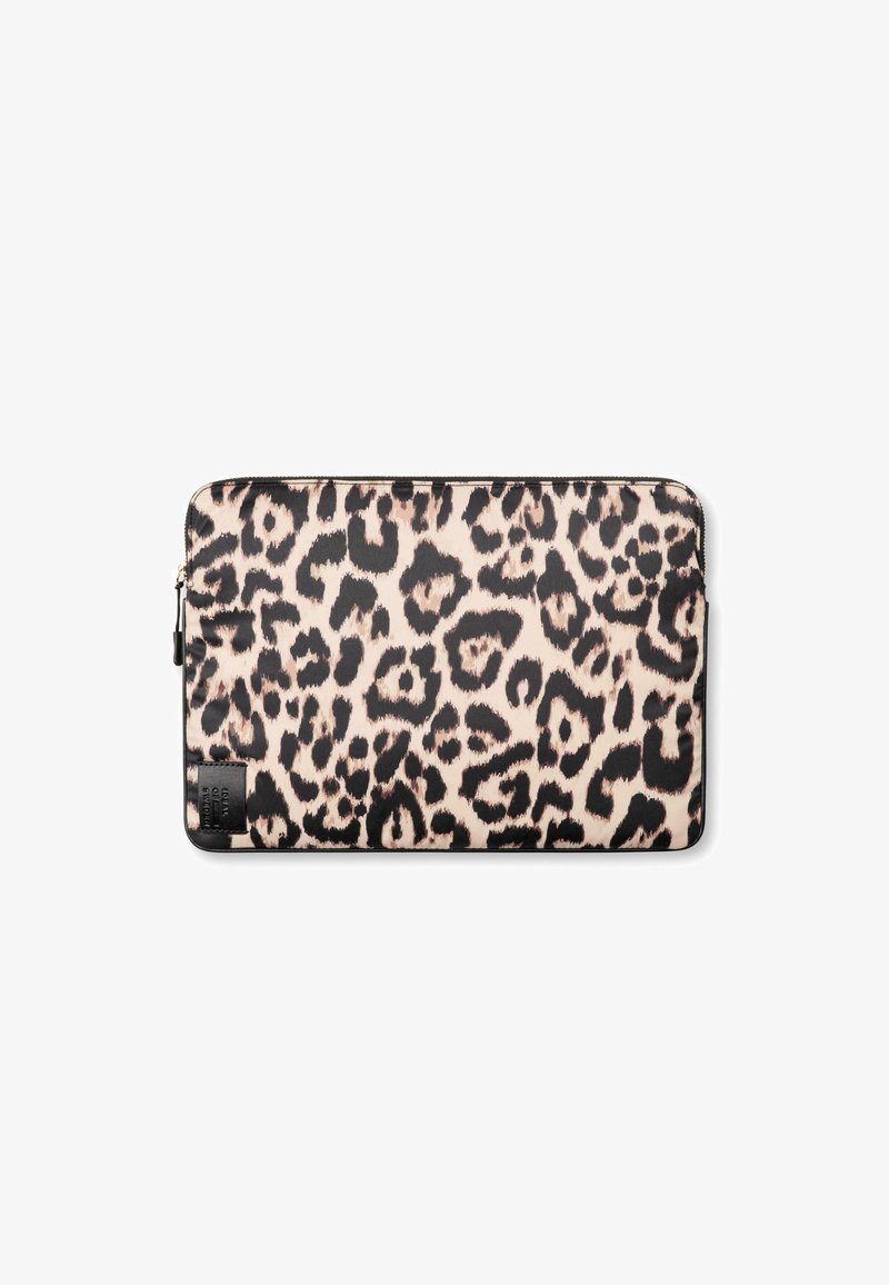 Laptop-etuiet med leopardmønster og glinsende tekstur, i beige og svart, med en liten merkeetikett i nederste venstre hjørne.