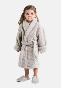 Accappatoio grigio in peluche con maniche lunghe, cintura e tasca a toppa. Ciabatte grigie coordinate con finitura texture. Materiale morbido e accogliente.