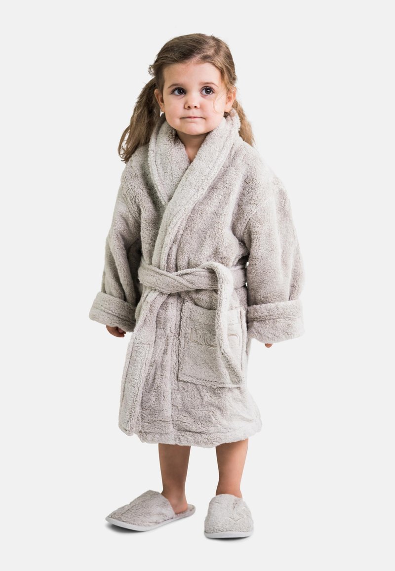 Accappatoio grigio in peluche con maniche lunghe, cintura e tasca a toppa. Ciabatte grigie coordinate con finitura texture. Materiale morbido e accogliente.