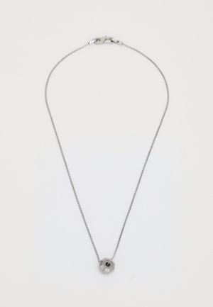 Collier en chaîne en argent avec un pendentif octogonal géométrique présentant un centre en pierre noire, mettant en avant un design épuré et minimaliste.