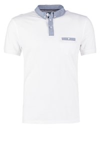 Polo blanc à manches courtes avec col bleu boutonné et petit détail de poche bleue boutonnée sur la poitrine gauche.