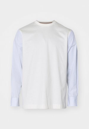 Hvid T-shirt med lange, lyseblå stribede ærmer. Rund halsudskæring, glat tekstur og en afslappet pasform.