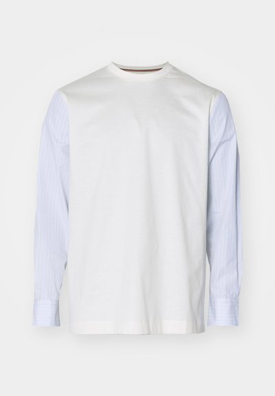 Valkoinen t-paita, jossa on pitkät vaaleansiniset raidalliset hihat. Pyöreä kaula-aukko, sileä pinta ja rento istuvuus.