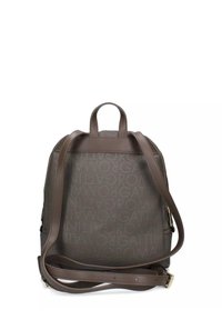 Zaino in pelle marrone con motivo a logo stampato a caldo ripetuto "GATTINONI ROMA" e spallacci regolabili su sfondo bianco.