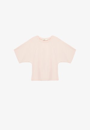 Haut rose clair à manches courtes larges et col rond, étiquette visible à l'intérieur du col.