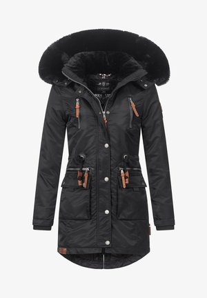 Chaqueta parka negra con capucha forrada de piel sintética, bolsillos con cremallera, cintura con cordón ajustable y detalles en herrajes marrones que contrastan. Tejido liso y resistente al agua.