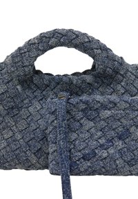 Vævet denimtaske i mørkeblå med et struktureret mønster, der har et flettet håndtag og en lynlåslukning foran for sikker adgang.