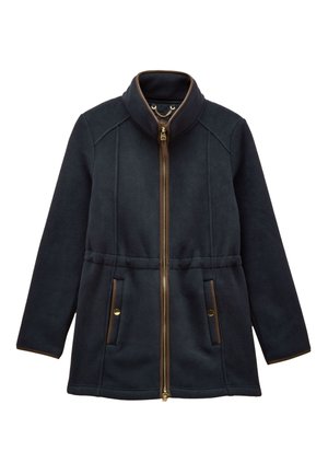 Tmavomodrá fleecová bunda s vystuženým stojacím golierom, predným zipsom, dvoma vreckami na patentné gombíky a kontrastným hnedým lemovaním na golieri a manžetách.