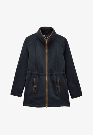 Tmavomodrá fleecová bunda s vystuženým stojacím golierom, predným zipsom, dvoma vreckami na patentné gombíky a kontrastným hnedým lemovaním na golieri a manžetách.