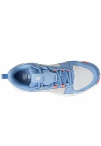 Scarpa da atletica blu e bianca realizzata in materiali mesh e sintetici, con accenti rosa, punta arrotondata e suola testurizzata.