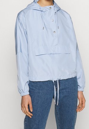 Lys blå, letvægts pullover jakke med hætte, front knaplukning, justerbar talje med snoretræk og elastiske manchetter. Enkel design uden synlige mønstre.