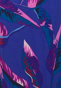 Design botanique abstrait avec de grandes feuilles allongées violettes et bleues présentant des accents roses et rouge foncé sur un fond violet uni.