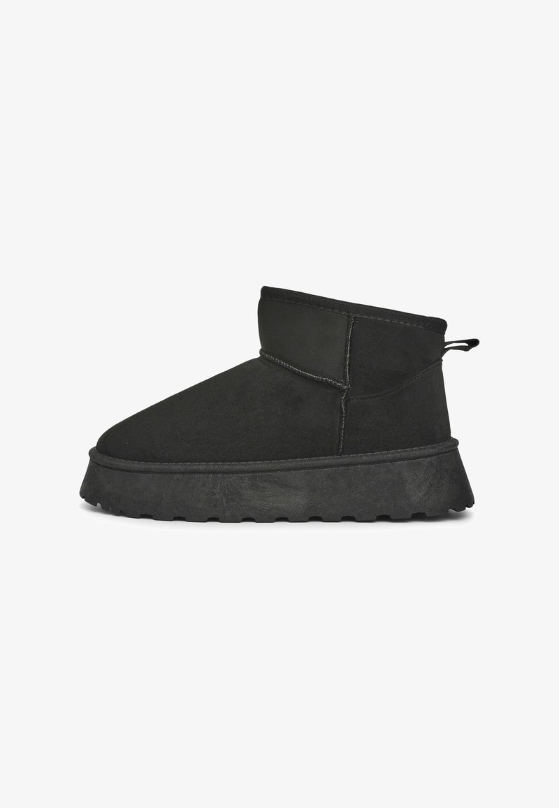 Schwarze Wildleder-Ankle-Boots mit runder Zehenpartie, elastischem Seitenpanel und strukturiertem Gummisohle, ausgestattet mit einer Zugschlaufe an der Rückseite für ein einfaches Anziehen.