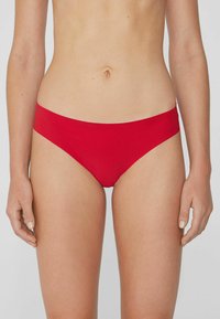 Rode bikini onderbroek met dunne zijkanten, gemaakt van glad, rekbaar materiaal. Het heeft een moderne snit en een minimalistisch ontwerp.