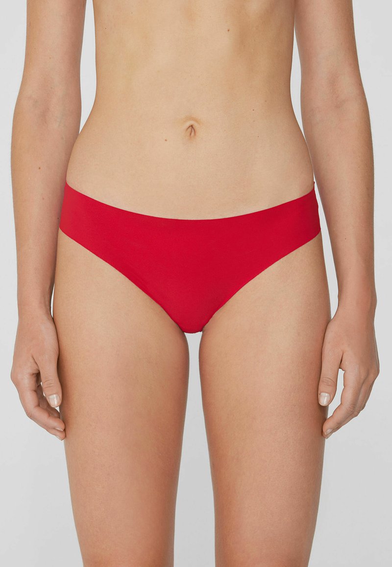 Rode bikini onderbroek met dunne zijkanten, gemaakt van glad, rekbaar materiaal. Het heeft een moderne snit en een minimalistisch ontwerp.