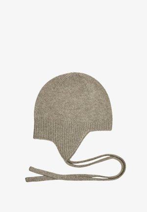 Grijze gebreide wintermuts met oorflappen en twee lange strikken tegen een witte achtergrond.