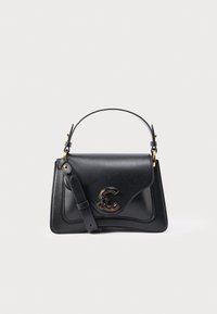 Zwarte leren handtas met een gestructureerd ontwerp, voorzien van een gebogen klep, gouden beslag en een opvallend logo aan de voorkant.