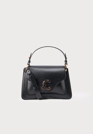 Borsa a mano in pelle nera con design strutturato, caratterizzata da una patta curva, dettagli in oro e un logo prominente sulla parte anteriore.