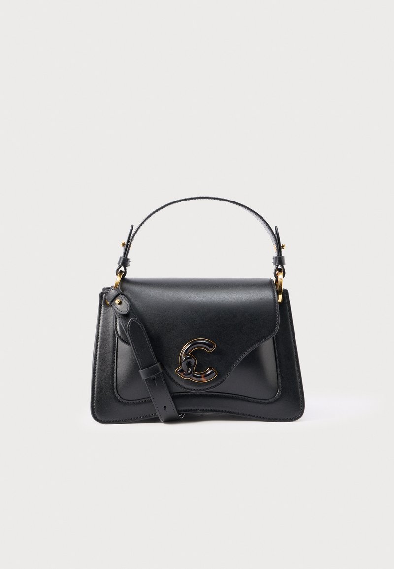 Zwarte leren handtas met een gestructureerd ontwerp, voorzien van een gebogen klep, gouden beslag en een opvallend logo aan de voorkant.