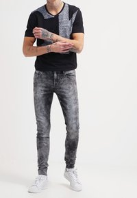 Calvin Klein Jeans Triko s potiskem - black