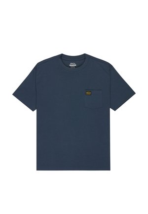 Námořnická modrá bavlněná tričko s krátkými rukávy, kulatým výstřihem a kapsou na levé straně hrudi, na které je malá nášivka s logem. Hladká textura.