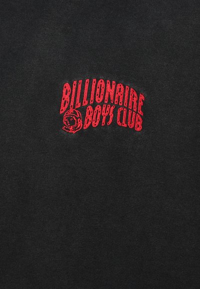 Sudadera de algodón negra con texto bordado en rojo "BILLIONAIRE BOYS CLUB" y un gráfico que rodea las letras.