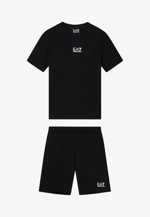 Set composto da t-shirt e pantaloncini neri EA7 Emporio Armani, con logo bianco sul petto e sulla parte inferiore della gamba sinistra dei pantaloncini, stile atletico casual.