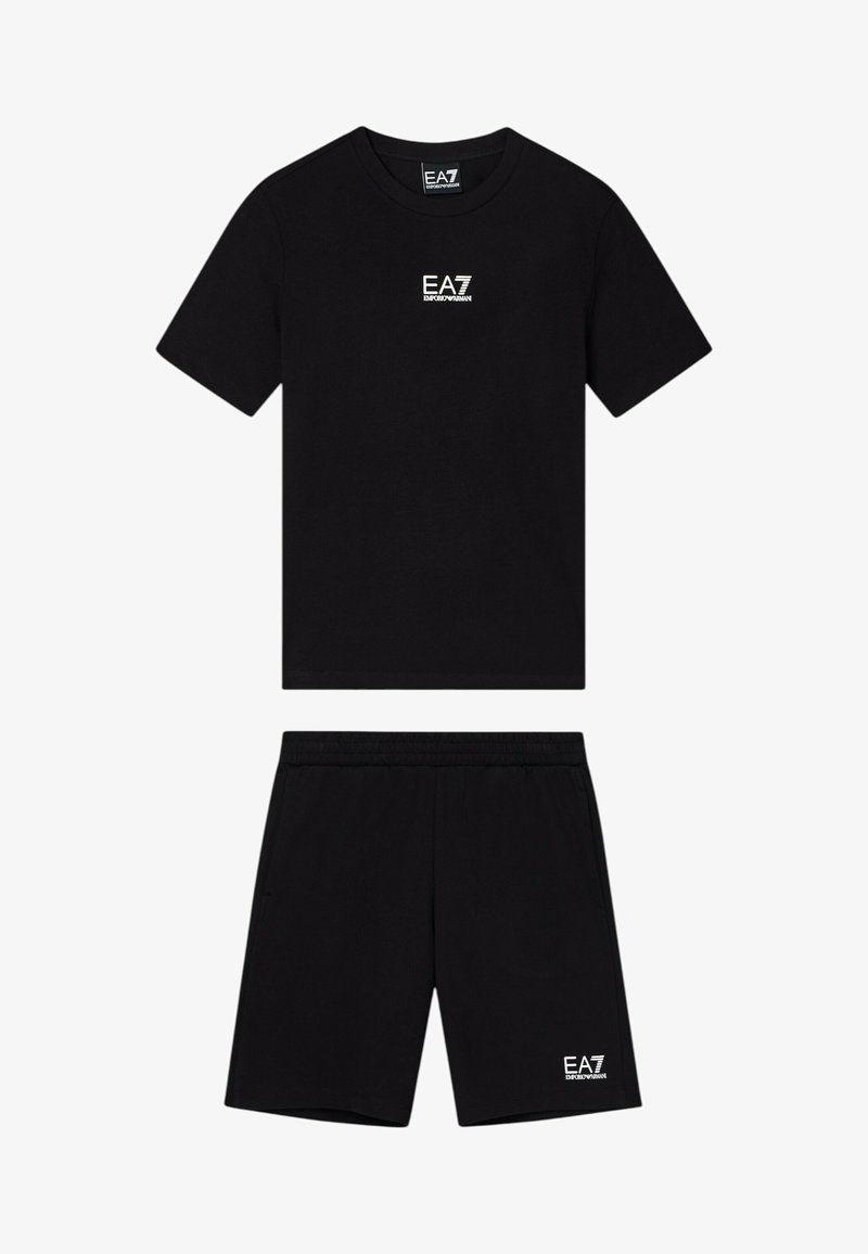 Set composto da t-shirt e pantaloncini neri EA7 Emporio Armani, con logo bianco sul petto e sulla parte inferiore della gamba sinistra dei pantaloncini, stile atletico casual.