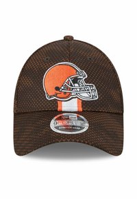 Braun gemusterte Baseballmütze mit einem orangefarbenen Footballhelm-Logo und einem weißen-orangefarbenen vertikalen Streifen auf der Vorderseite.