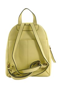 Mochila de cuero amarillo con correas ajustables para los hombros y un asa superior, vista desde atrás sobre un fondo blanco.