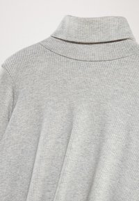 Grau gerippter Stoff mit einem Design mit Stehkragen. Die Textur wirkt weich und leicht dehnbar und betont einen lässigen, bequemen Stil.