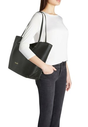 Borsa tote nera in pelle con finitura testurizzata, due spallacci e design minimalista. Presenta un dettaglio logo dorato sul lato.