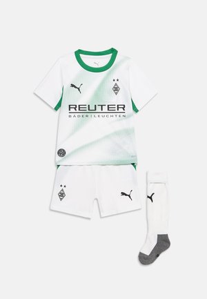 Echipament de fotbal Puma alb și verde, cu tricou, pantaloni scurți și șosete, cu siglele Borussia Mönchengladbach și textul sponsorului REUTER.