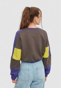 INSIDE CROP CON BOLSILLOS - Sudadera - multicolor