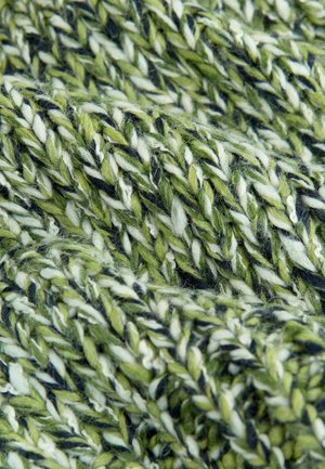Strickstoff in verschiedenen Grüntönen mit weißen Akzenten. Die Textur ist weich und fluffig und zeigt ineinandergreifende Garne, die für Tiefe sorgen.