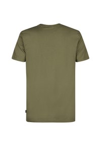 Camiseta de algodón verde oliva, manga corta, cuello redondo, textura suave, diseño sencillo y lisa, con una pequeña etiqueta de logo en el lateral.