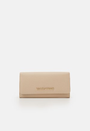 Bežna novčana torbica s teksturiranim završetkom, koja sadrži zlatni logo "VALENTINO", preklopni dizajn i minimalistički stil.