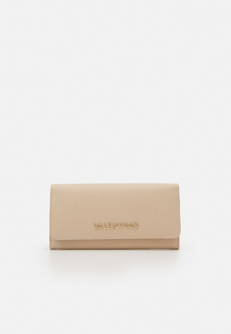 Beige lommebok med teksturert overflate, med gull "VALENTINO"-logo, fold-over-design og minimalistisk stil.