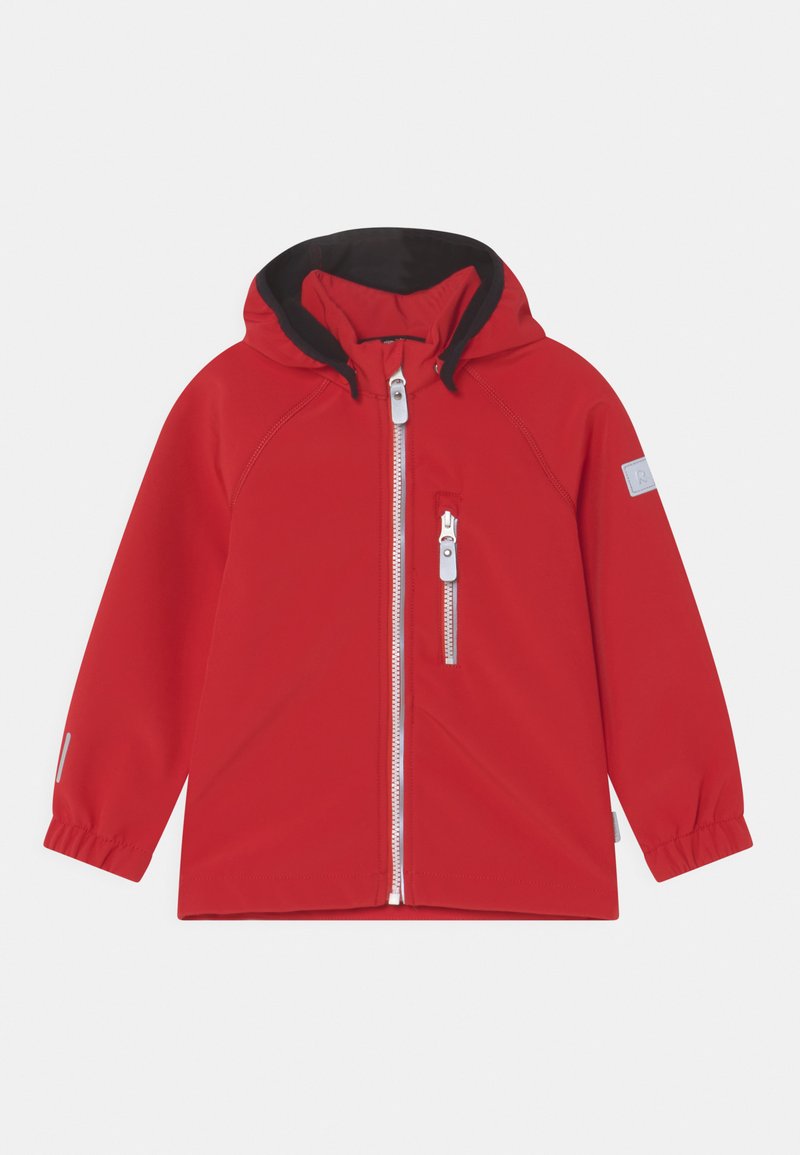 Veste rouge avec capuche, dotée d'une fermeture éclair frontale, d'accents réfléchissants, de poignets élastiques et d'une doublure intérieure douce. Texture légère et lisse.