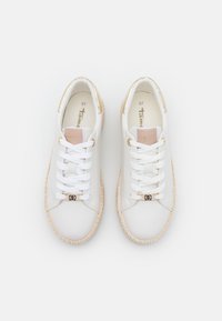 Baskets en cuir blanc avec bout rond, design à lacets, accents beiges et semelle en jute tressé. L'intérieur présente un logo doré et la taille 37.