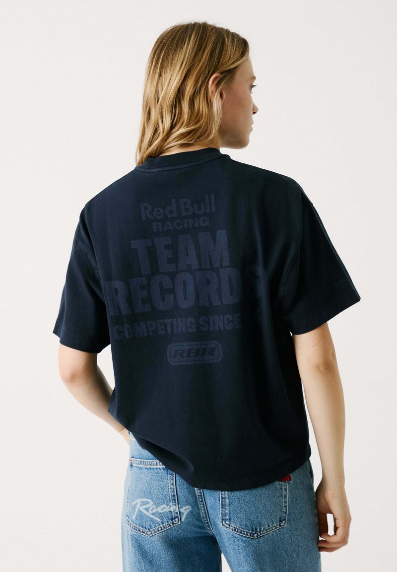 Red Bull Racing x Pepe Jeans RED BULL RACING TEAM RECORDS  - Tričko s potla�čou - dulwich blue