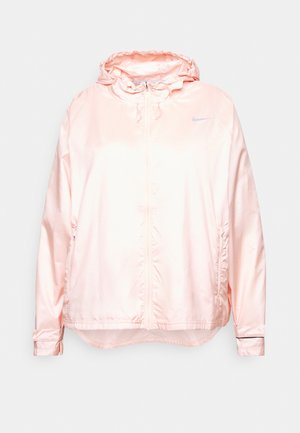 Lyserød Nike hættejakke i vindtæt materiale med lynlås foran, snørejusterbar hætte og lange ærmer med justerbare manchetter.